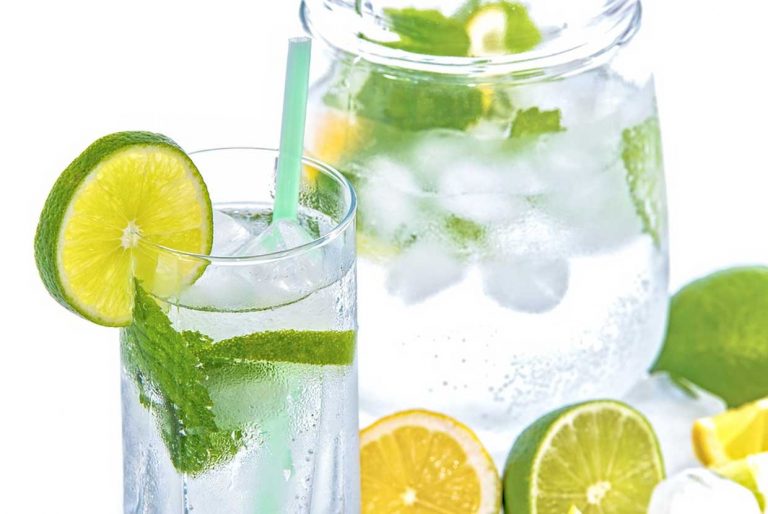 cinco beneficios de beber agua en ayunas