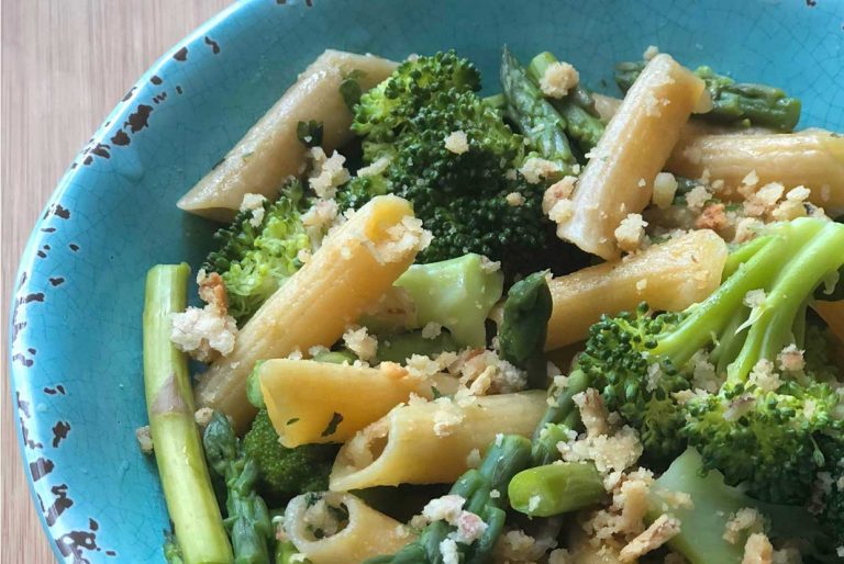 Pasta con vegetales y queso parmesano de nuez